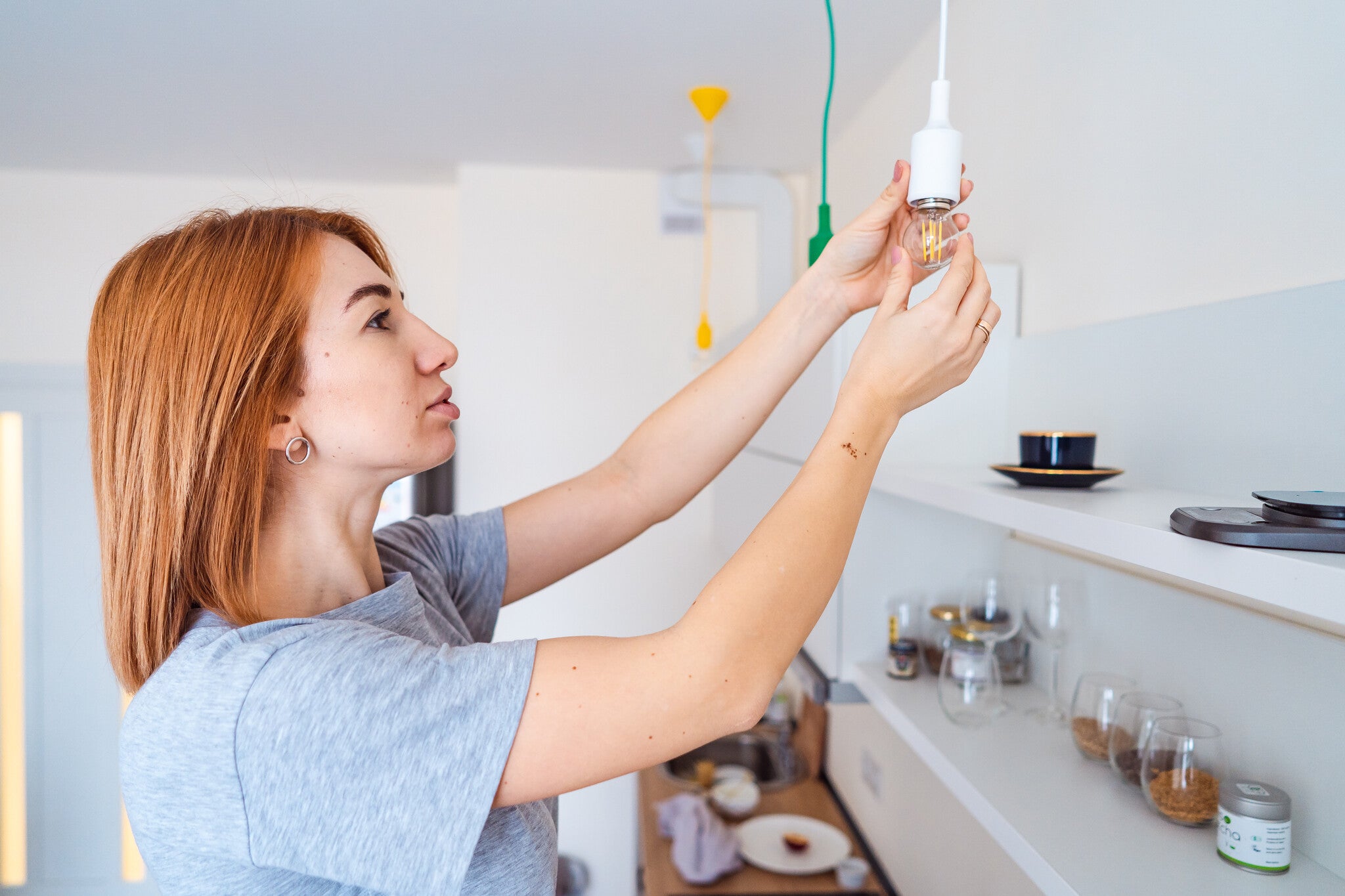 woman-unscrew-light-bulb